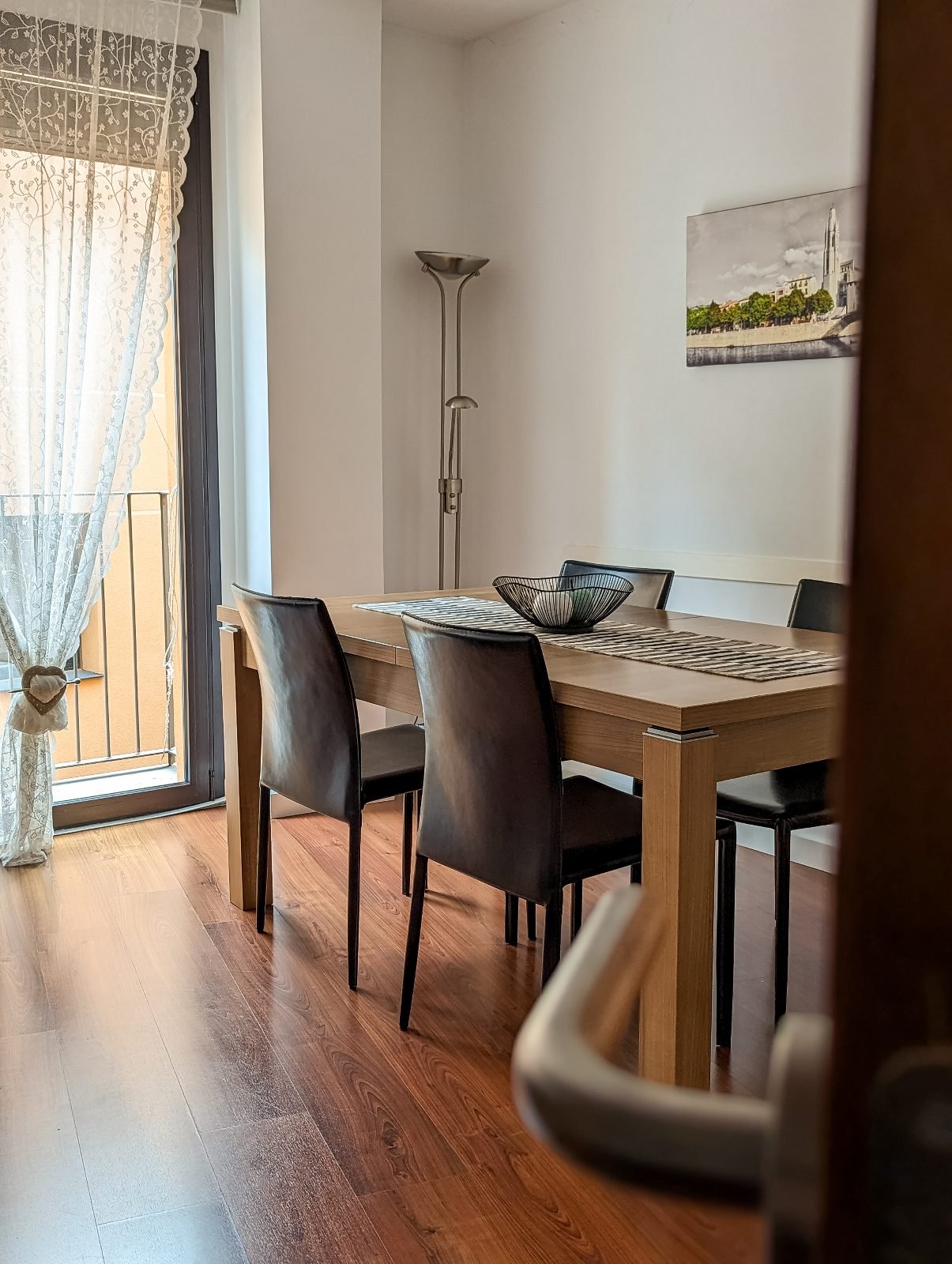 Menjador amb taula de fusta