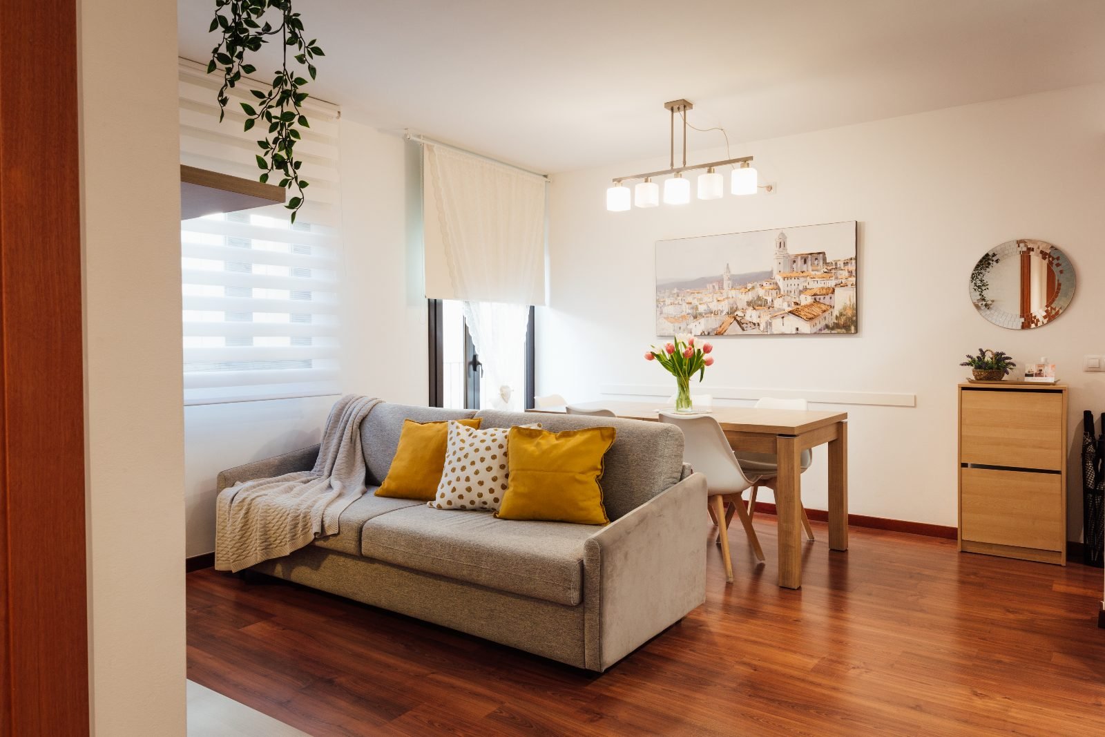 Saló lluminós amb tulipes i quadre de Girona